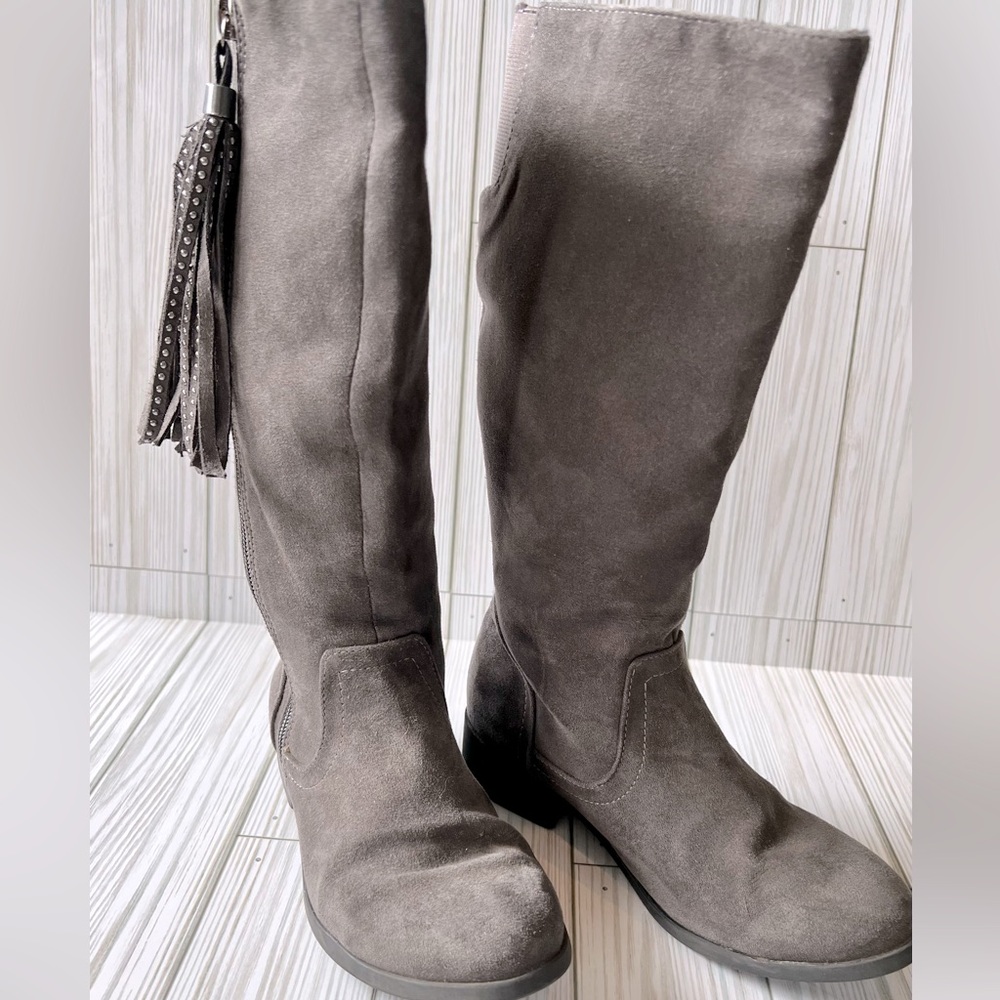 Girls Steve Madden knee high boots size 1.